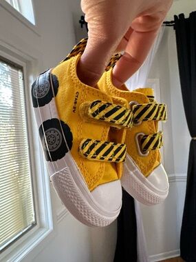 Yellow infant Converse sz 3
